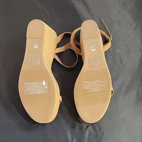 FOREVER 21 SUEDE WEDGE ROUND OPEN TOE ANKLE & ADJUSTABLE BUCKLE STRAP SANDAL - Picture 12 of 15